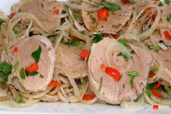 СОЧНАЯ МЯСНАЯ ЗАКУСКА С МАРИНОВАННЫМ ЛУКОМ.Сочная мясная закуска с маринованным луком съедается ...
