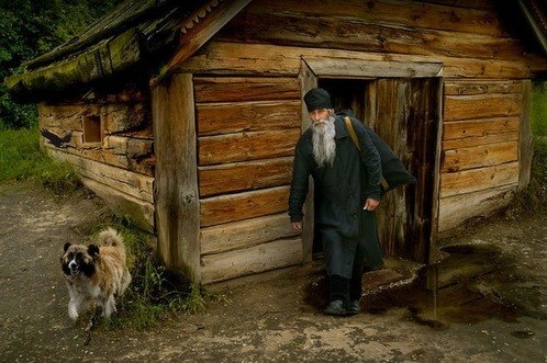 Была гроза, ревела буря, К одной вдове забрёл монах. Она же, брови строго хмуря Его встречала, ...