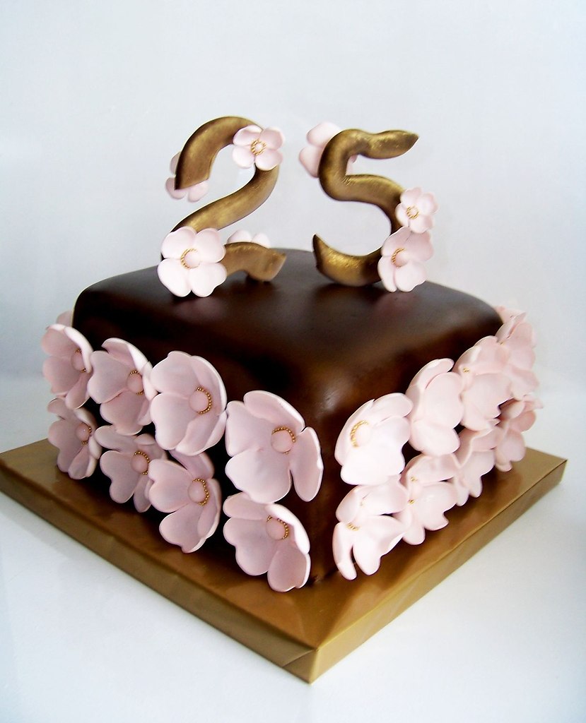 Торт на день рождения девушке 20 лет. Торт на 25 лет. Торт на день рождения девочке 20 лет. Торт на юбилей девушке 25. Красивый торт на 25 лет.