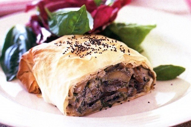 Грибной штрудель.Ингредиенты:яйцо – 1 штсоль и перец по вкусугорсть белых сушеных грибов600 г ...