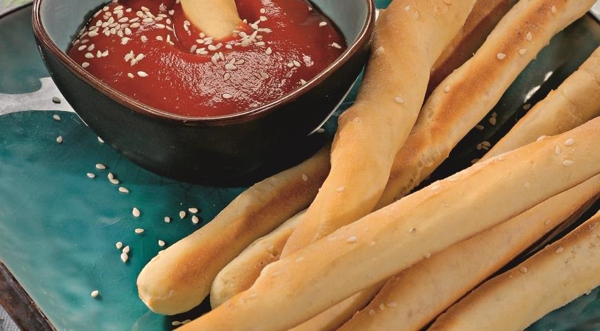 Хлебные палочки с паприкой и кунжутом.ИНГРЕДИЕНТЫсоль – 1 щепоткадрожжи сухие – 5 гсемечки кунжутные ...