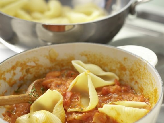 Ракушки с томатным соусом. Фаршированные макароны ракушки. Ракушки с томатным соусом. Ракушки в томатном соусе. Ракушки с творожным сыром в томатном соусе.