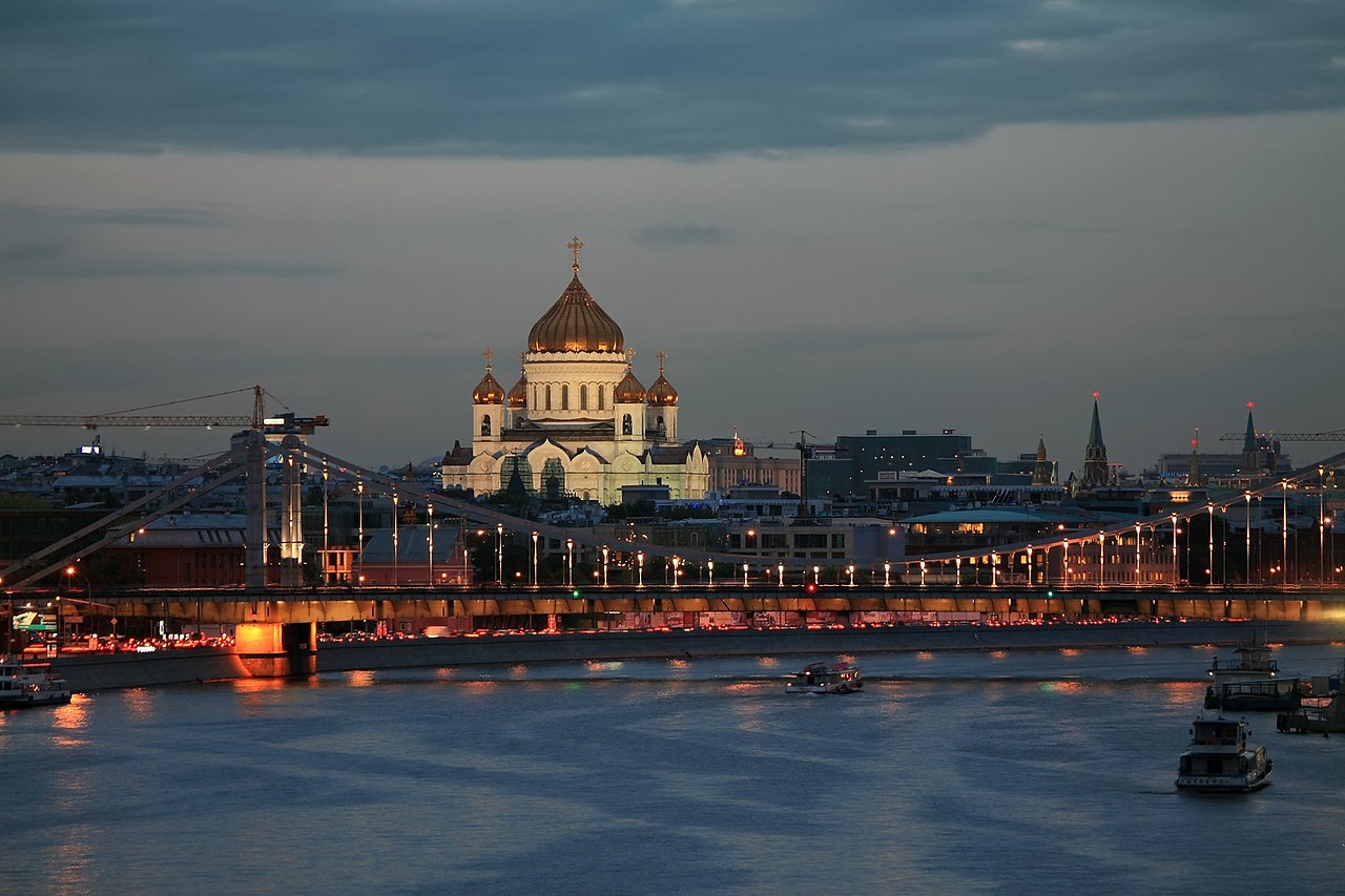 Крымский мост. Трёхпролётный автомобильно-пешеходный висячий мост, прокинутый через Москва-реку на ...