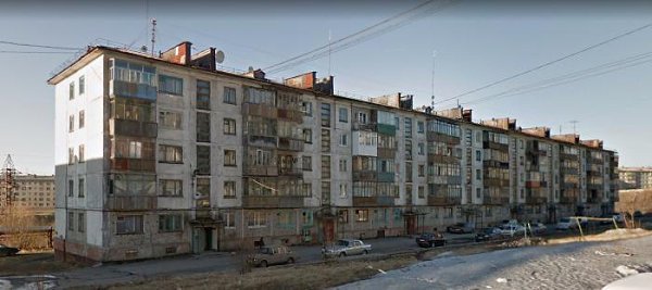 Город Воркута. Центр. Улица Дончука, дом 14. Дом с 8 подъездами. Квартиры старой планировки.