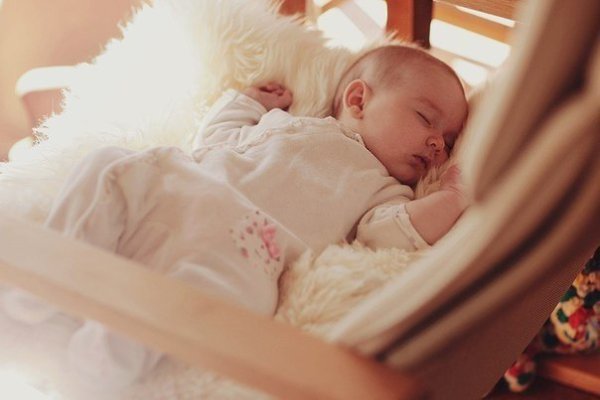 Любая женщина, когда спит, может не слышать, как звонит телефон, домофон и т. д. Но дыхание своего ...