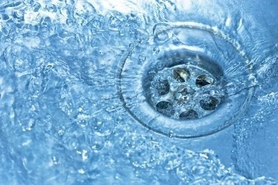 Cредство для чистки засоренного слива. В наши дни в магазинах можно купить средство для чистки ...