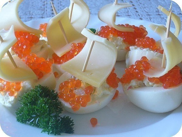 Кораблики из яиц с икрой.Ингредиенты:- яйца- сыр- красная икра- майонез- соль, ...
