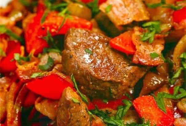 Мясо тушеное с шампиньонами и сладким перцем.Ингредиенты:800 г свинины250-300 г шампиньонов2 ...