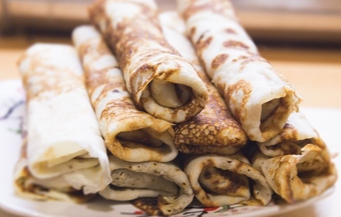 Рулетики из блинов с тунцом.Оригинально, просто и очень вкусно!на 100 гр: 81 ккал БЖУ: 9/ 3/ ...