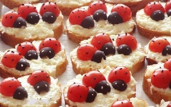 Классический сырный бутерброд с божьей коровкой.Ингредиенты:Батон белого ...
