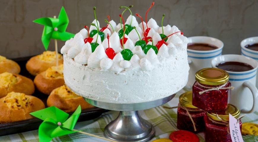 Торт со взбитыми сливками.Ингредиенты 100 г муки 100 г шоколада 5 яиц 100 г сахара 100 г сливочного ...