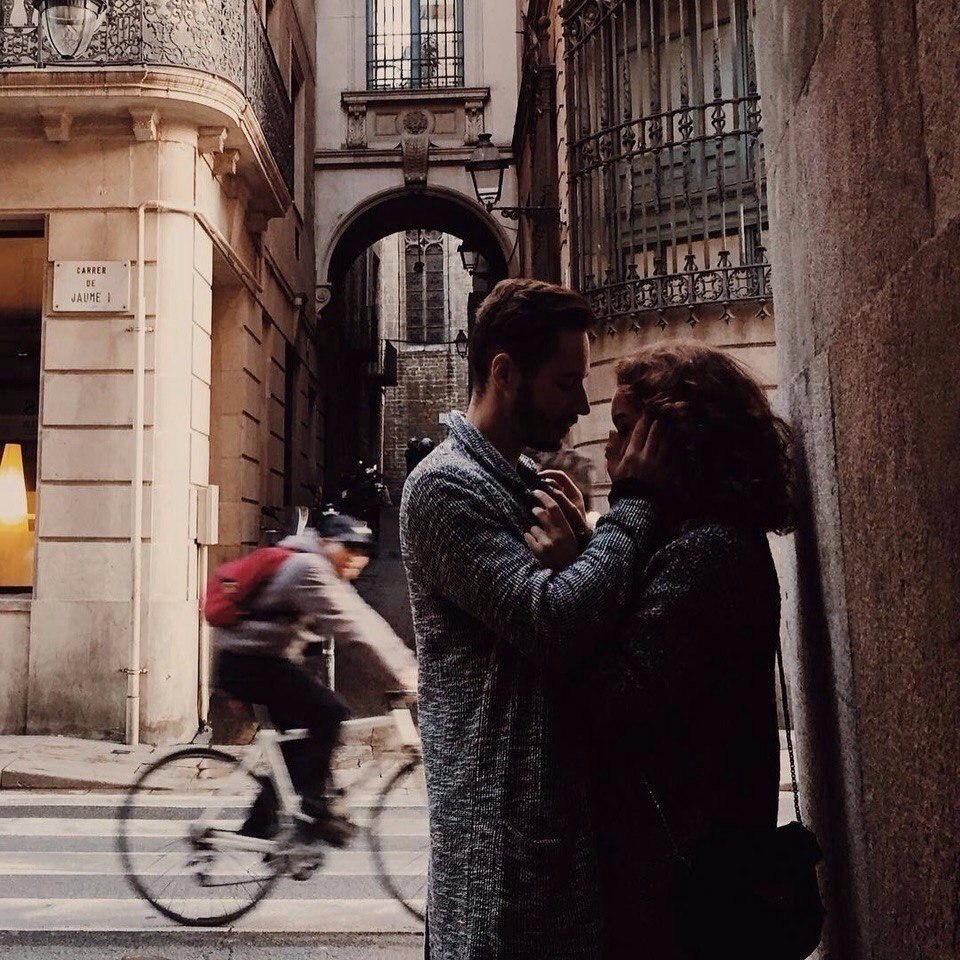 Я знал двух влюбленных. Она не знала что их двое. Она не знала что их двое. В мире есть двое слепых ты. Она не знала что их двое.