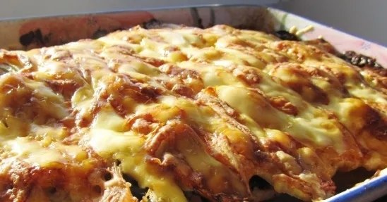 Мясо «под шубой». Ингредиенты: свинина — 1 кг (можно взять 2 куриных грудки) помидоры — 2-3 шт. ...