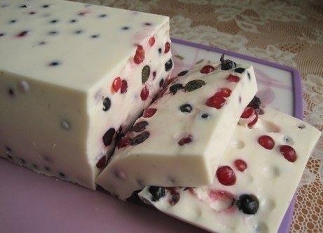 Вкуснейший сметанный десерт с ягодами (торт-желе).Ингредиенты:- Желатин – 5 чайных ложек.- Холодная ...