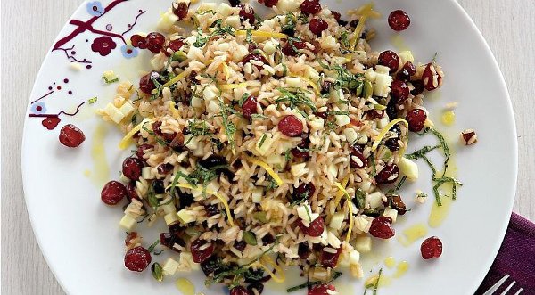 Салат из риса с фруктами и кардамоном.Если вы привыкли есть рис исключительно в супах и горячим, а в ...