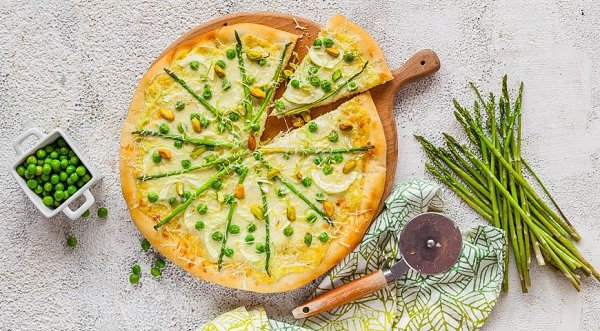 Белая пицца с овощами и песто.Какая же она белая, если желто-зеленая? Итальянцы вовсе не дальтоники, ...