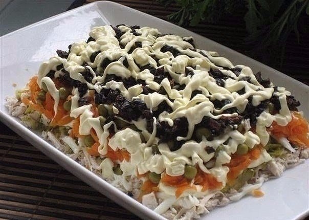Рецепт этого салата будут выпрашивать все гости. Очень вкусный .Ингредиенты:3 филе курицы, 300 гр ...