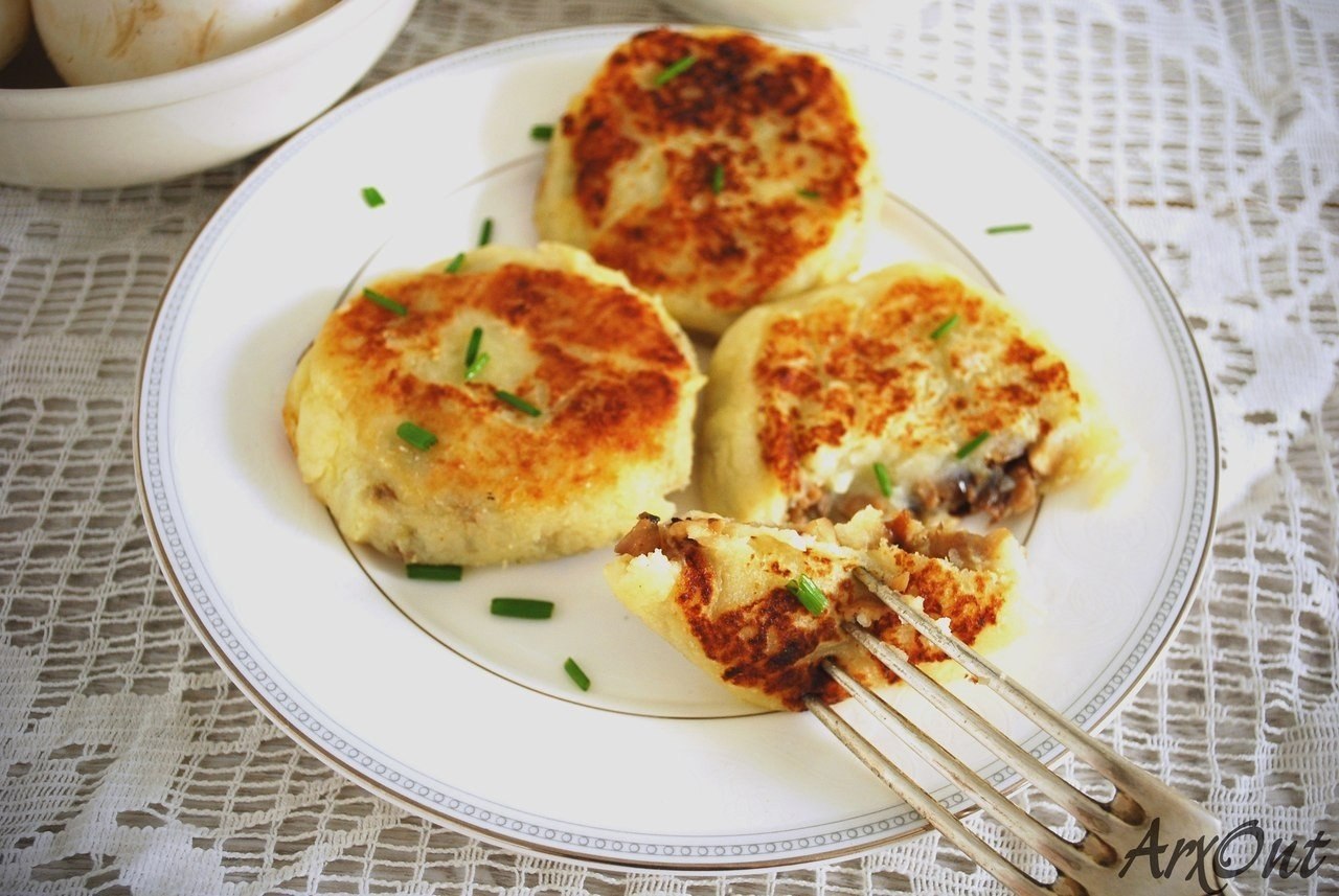 Картофельные зразы с грибами.Румяная корочка этих нежных картофельных котлет с грибной начинкой не ...