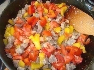 Открытый мясной пирог с картофельным тестом.