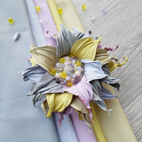 #украшение@fan_handmade.Брошь создана из кожи. Цветок дополнен камушками - розовый кварц, кварц, ...