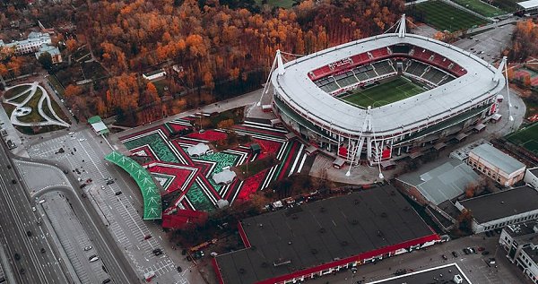 Художник Покрас Лампас создал перед стадионом «Локомотива» самое большое каллиграфити в мире