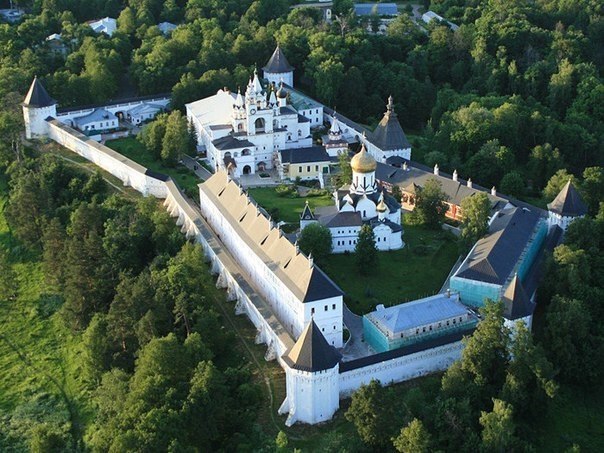 Звенигород – русская Швейцария в Подмосковье. В Подмосковье много красивых мест. Но такого простора, ...