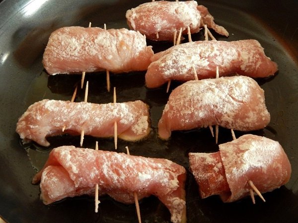 Мясные рулетики из индейки с начинкой.Ингредиенты:Филе индейки — 800 гБекон — 150 гСыр — 100 гВино ... - 3