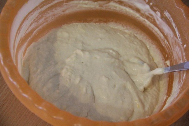 Пышные оладьи на кефире без яиц. Я часто пеку своим домочадцам всевозможные оладушки. Им особенно ... - 5