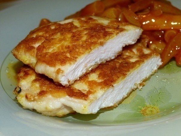 Очень нежные куриные отбивные с хрустящей сырной корочкой.Под хрустящей сырной корочкой скрывается ...