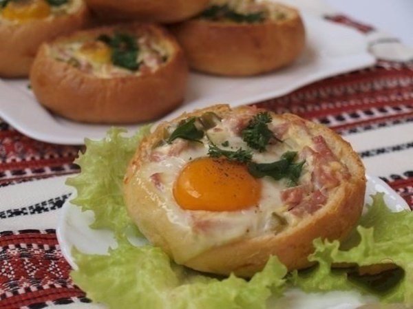 Фаршированные булочки. Для приготовления понадобятся: Булочки 6 шт Яйца(лучше перепелиные) 6 шт ...