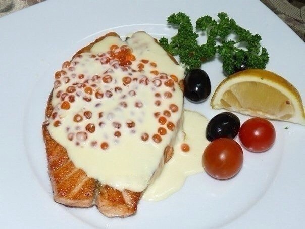 Рецепт вкусной семги.Ингредиенты:Стейк семги (форели) 200-250 грЛимонный сокСольПерец черный ...