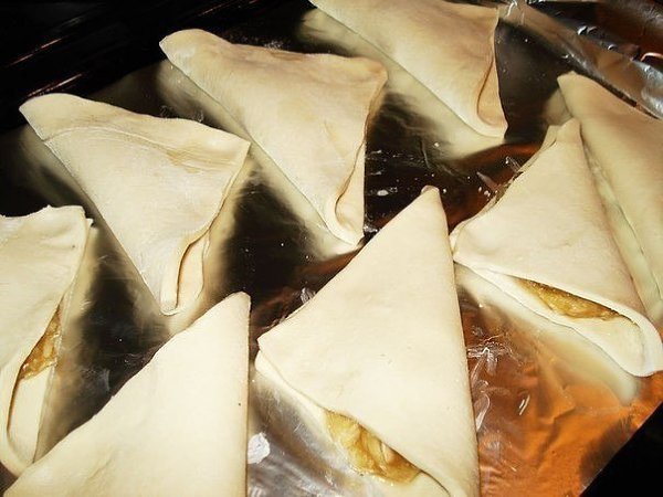 Слоёнки с банановой начинкой.Эти слоёнки готовятся из готового бездрожжевого теста. Обязательно ... - 4