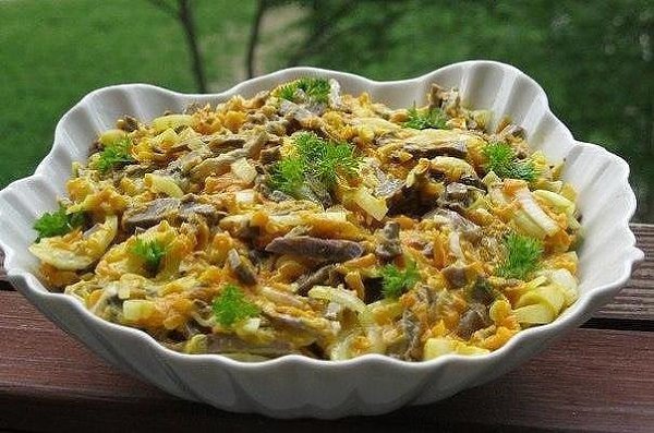 Салат " Вкуснота " Ингредиенты: • 2 - 3 моркови большие • 2 луковицы большие • 500г сердца ...