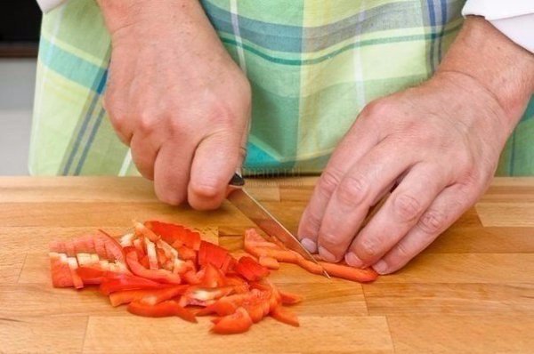 Куриное филе в сливках с перцем.Ингредиенты:Петрушка — 2 веточки Масло сливочное — 20 г Лук репчатый ... - 3