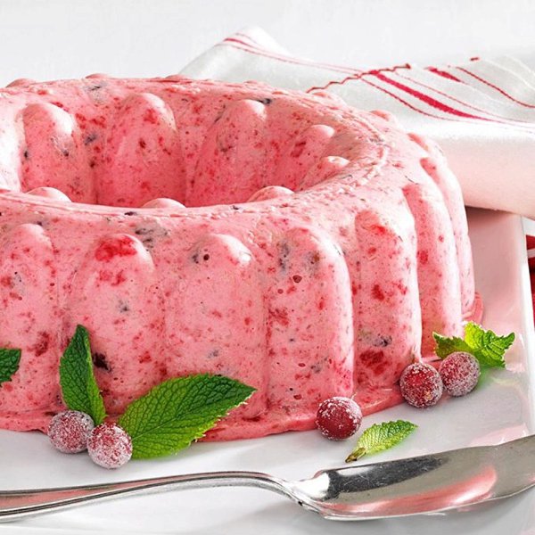 Вкусный и красивый клюквенный десерт.Ингредиенты:2 пакета сухого клубничного желе; 1 стакан кипятка; ...