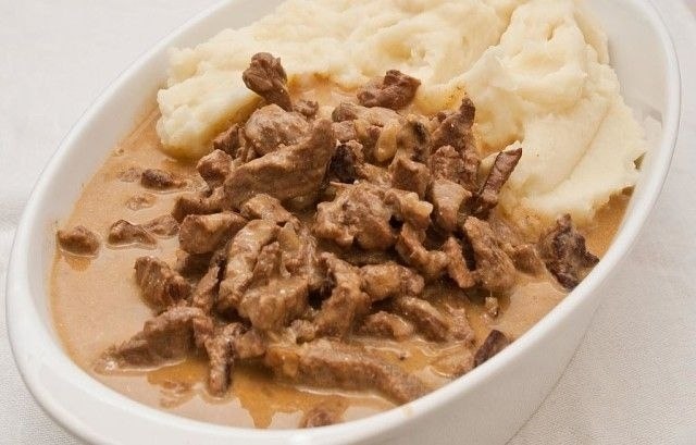 Нежный бефстроганов из говядины.Необходимые продукты: 500 г филе, вырезки говядины; 2 большие ...