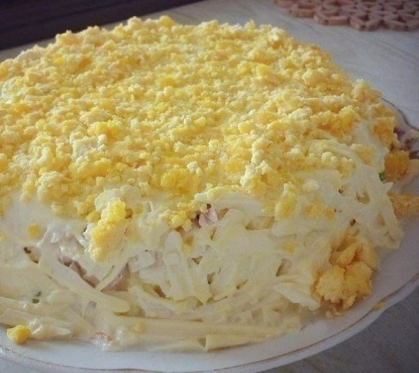 Очень вкусный салат со шпротами. Для приготовления понадобится: -Картофель -Морковь -лук -солёный ...