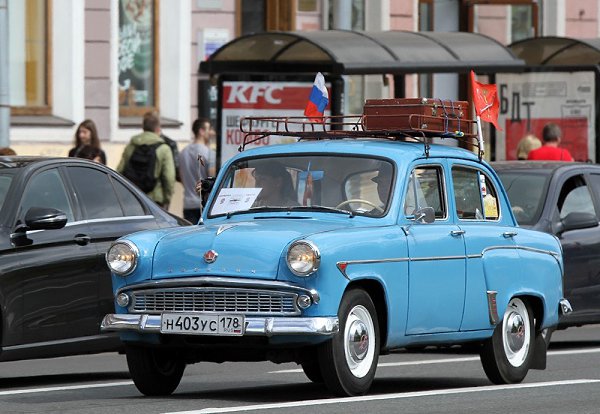 Участники Парада ретро-автомобилей в Санкт-Петербурге, май 2017-го года. - 9