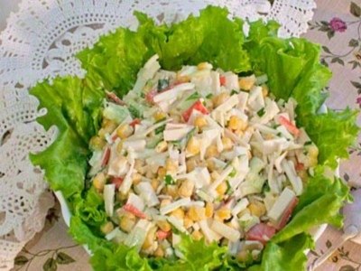Постный салат с крабовыми палочками.3 яйца150 г крабовых палочек100 г картошки150 г грибов ...