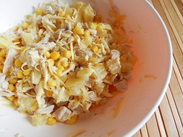 Салат с курицей, сыром и ананасом. Многим знакомо сочетание в салате куриного мяса и ананаса. Сочный ... - 5