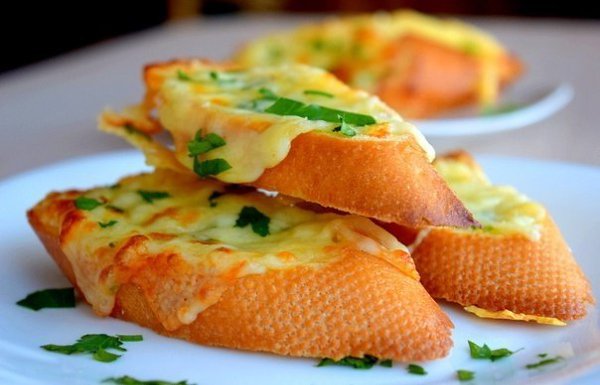Бутерброды с чесноком и сыром. Хрустящие кусочки багета смазанные ароматным сливочным маслом (с ... - 5