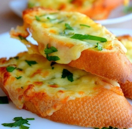 Бутерброды с чесноком и сыром. Хрустящие кусочки багета смазанные ароматным сливочным маслом (с ...
