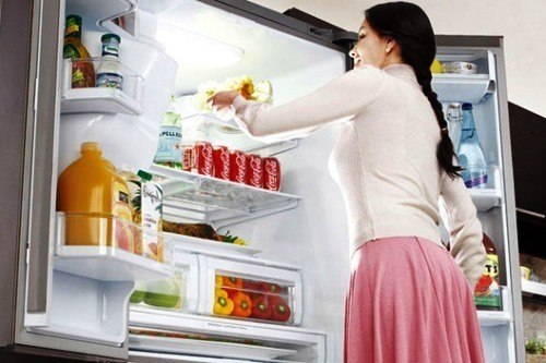 Храним продукты правильно! В холодильнике нельзя хранить консервы, копчености, варенья.Эти продукты ...