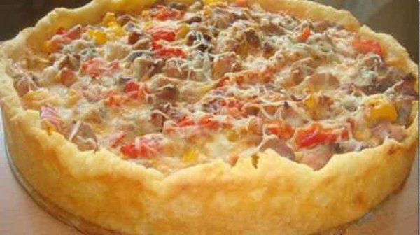 Открытый мясной пирог с картофельным тестом.