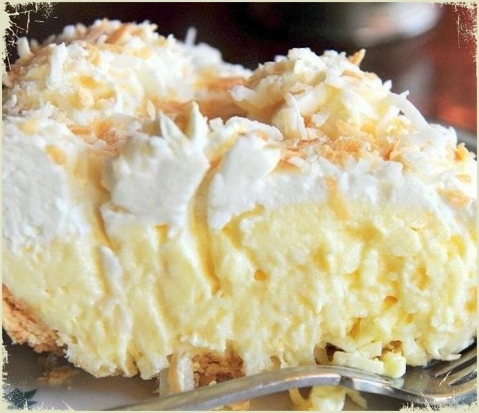 Нежнейший кокосовый пирог с толстым слоем крема. Вкусно! Ингредиенты: 1 чашка кокосовой стружки 3 ...