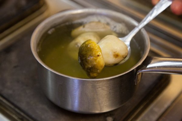 Куриные котлеты с пюре и грибным соусом.Ингредиенты:Филе куриное — 1250 гБелые грибы (для соуса) — ... - 8