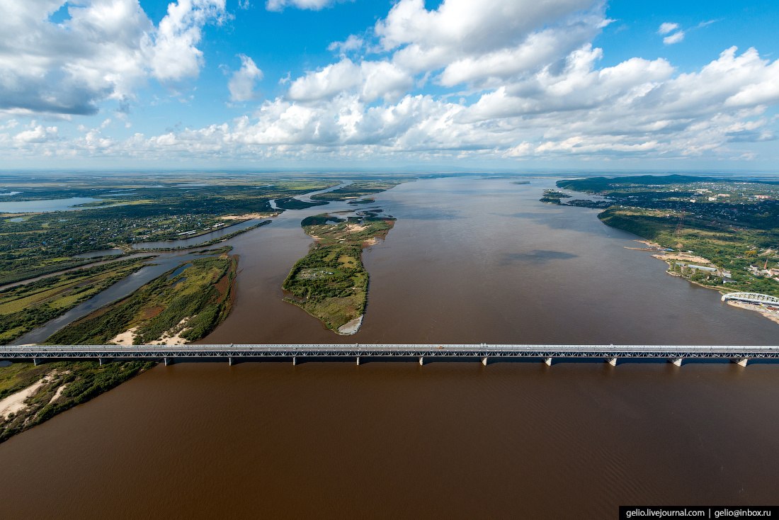 Через river. Мост Амур Хабаровск. Река Амур мост Хабаровск. Мост через реку Амур в городе Хабаровске.. Железнодорожный мост через Амур в Хабаровске.