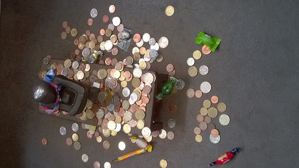 Памятник в Стокгольме - это Мальчик, смотрящий на Луну, его высота составляет около 15 см. Местные ...
