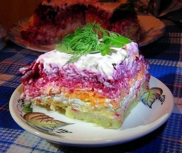 Салат из свёклы «Генерал». Ингредиенты: 200 г отварного мяса 4 варёных яйца 2 варёные свёклы ...