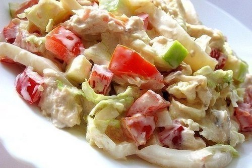 Овощной салат с курицей и кальмарами.ИНГРЕДИЕНТЫ:300 г пекинской капусты300 г куриного филе3 филе ...
